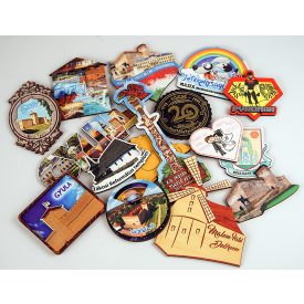 Formavágott fa hűtőmágnes