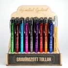 Gravírozott tollak fa displayben